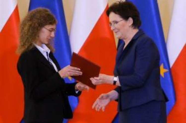 Premier Ewa Kopacz wręcza dyplom Weronice Marcie Nitce z II LO im. Hugona Kołłątaja w Wałbrzychu. Fot. PAP/P. Supernak Premier Ewa Kopacz wręcza dyplom Weronice Marcie Nitce z II LO im. Hugona Kołłątaja w Wałbrzychu. Fot. PAP/P. Supernak