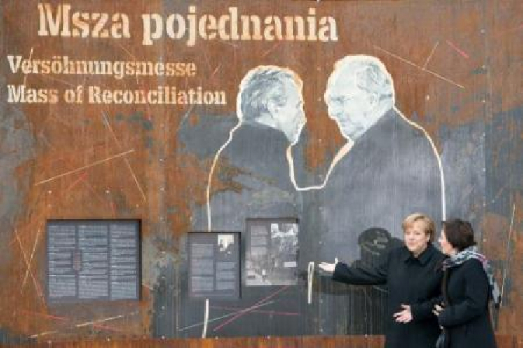 Premier Kopacz i kanclerz Merkel. Wystawa Muzeum Historii Polski w Krzyżowej Odwaga i pojednanie. Fot. PAP/M. Kulczyński