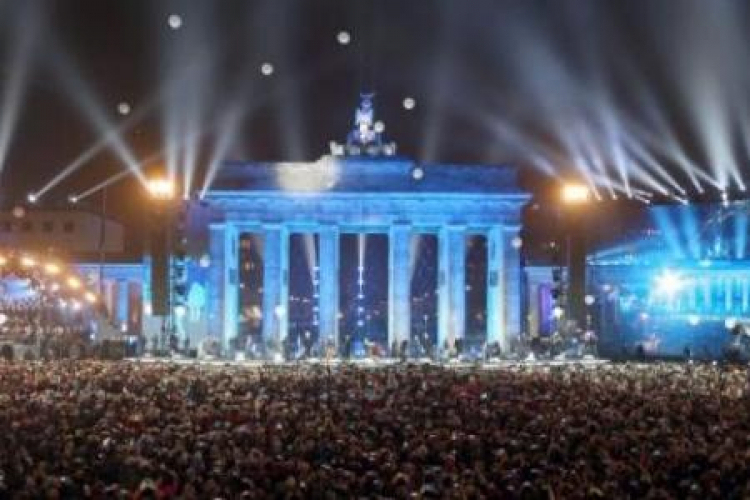 Lampiony wypuszczone w niebo – finisz obchodów rocznicy upadku muru berlińskiego pod Bramą Brandenburską. Fot. PAP/EPA