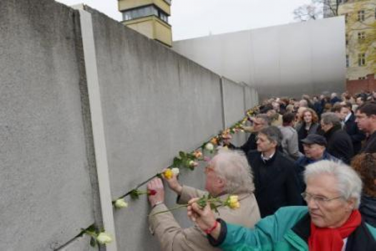 Obchody 25. rocznicy upadku muru w Muzeum Muru Berlińskiego. Fot. PAP/EPA
