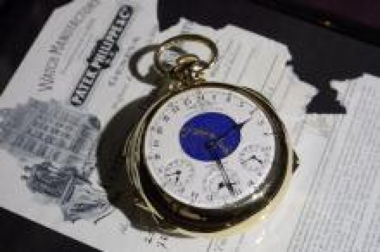 Złoty zegarek firmy Patek Philippe sprzedany na aukcji w Genewie. Fot. PAP/EPA