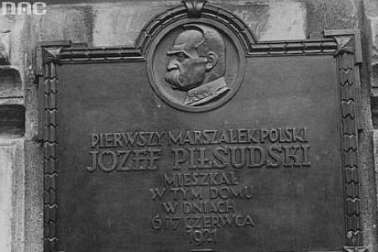 Tablica pamiątkowa ku czci Józefa Piłsudskiego przy ul. Gdańskiej 92 w Bydgoszczy. Lata 30. XX w. Fot. NAC
