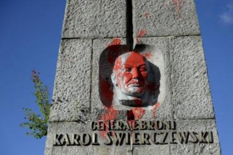 Oblany farbą pomnik gen. Siwerczewskiego. Fot. PAP/D. Delmanowicz 