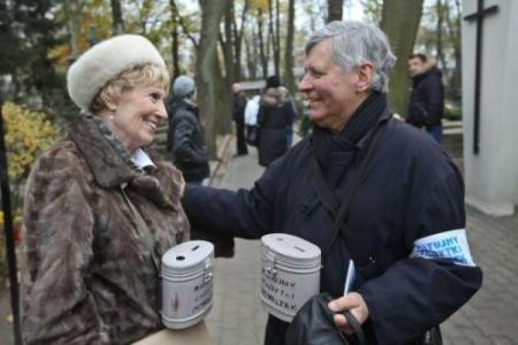 Emilia Krakowska i Andrzej Zaorski kwestują na Starych Powązkach. Fot. PAP/R. Guz 