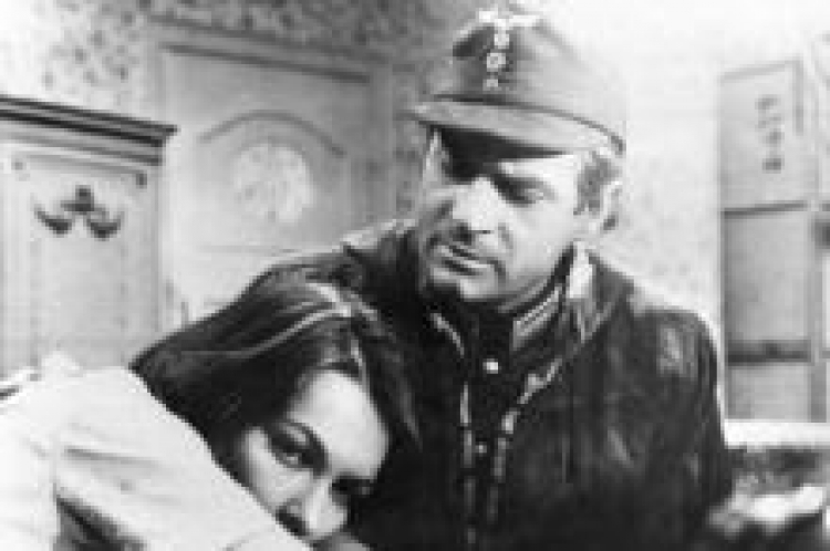Stanisław Mikulski w roli Hansa Klossa w serialu „Stawka większa niż życie". Fot. PAP/CAF Stanisław Mikulski w roli Hansa Klossa w serialu „Stawka większa niż życie". Fot. PAP/CAF