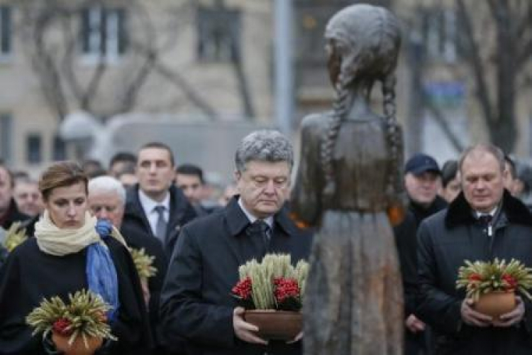 Prezydent Ukrainy Petro Poroszenko przed pomnikiem ofiar Wielkiego Głodu. Kijów, 22.11.2014. Fot. PAP/EPA