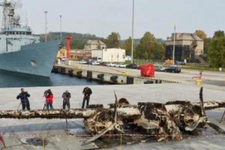 Wrak bombowca Douglas A-20 z II wojny, wydobyty z dna Bałtyku. Port Marynarki Wojennej w Gdyni. Fot. PAP/A. Warżawa