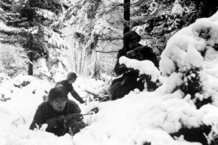 Amerykańscy żołnierze podczas walk w Ardenach. 12.1944. Źródło: Wikimedia Commons