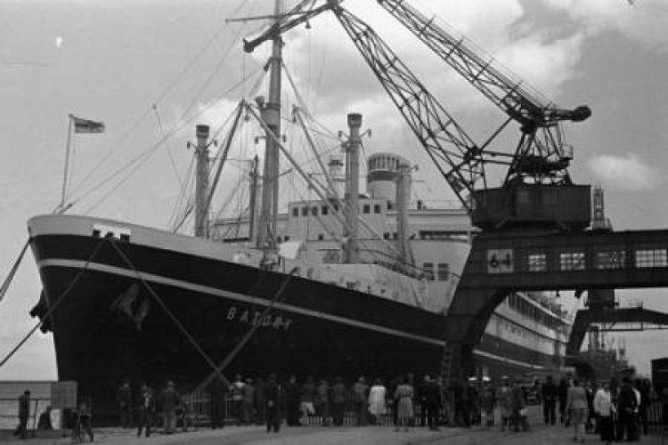 Transatlantyk Batory przed rejsem do Nowego Jorku. Port Gdynia. Czerwiec 1947 r. Fot. PAP/CAF