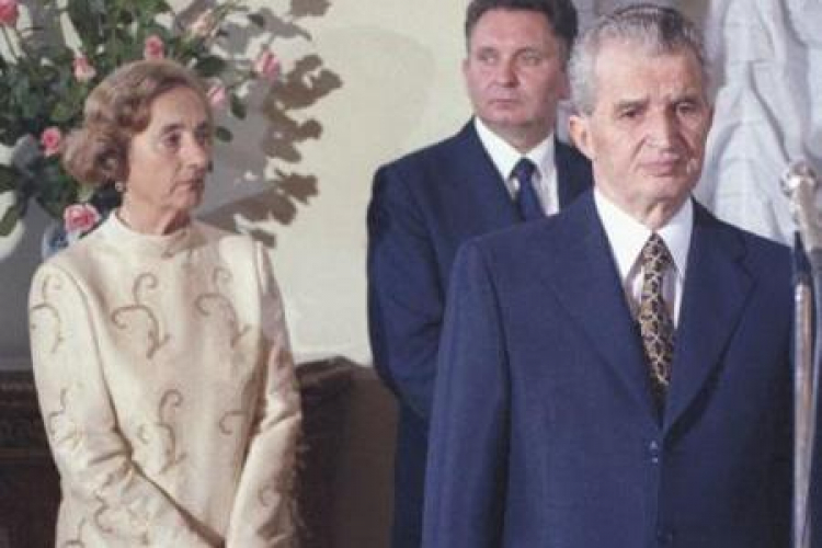 Nicolae Ceausescu (P) wraz z żoną Eleną podczas wizyty w Polsce w 1984 r. Fot. PAP/G. Rogiński