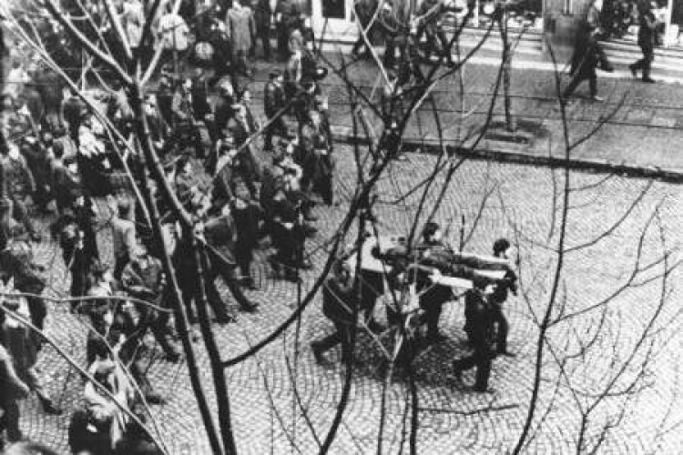 Grudzień’70: demonstranci niosą na drzwiach zwłoki Zbigniewa Godlewskiego. Gdynia, 17.12.1970 r. Fot. PAP/E. Pepliński