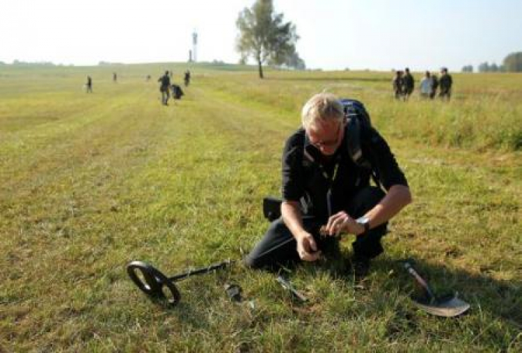  Archeolodzy i detektoryści z Polski, Danii, Norwegii, Wielkiej Brytanii i Litwy badają pola grunwaldzkie. Fot. PAP/T. W