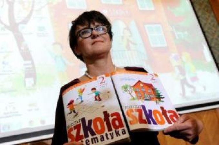 Min. edukacji Joanna Kluzik-Rostkowska z podręcznikiem „Nasza szkoła” dla klas II w podstawówkach. Fot. PAP/B. Zborowski