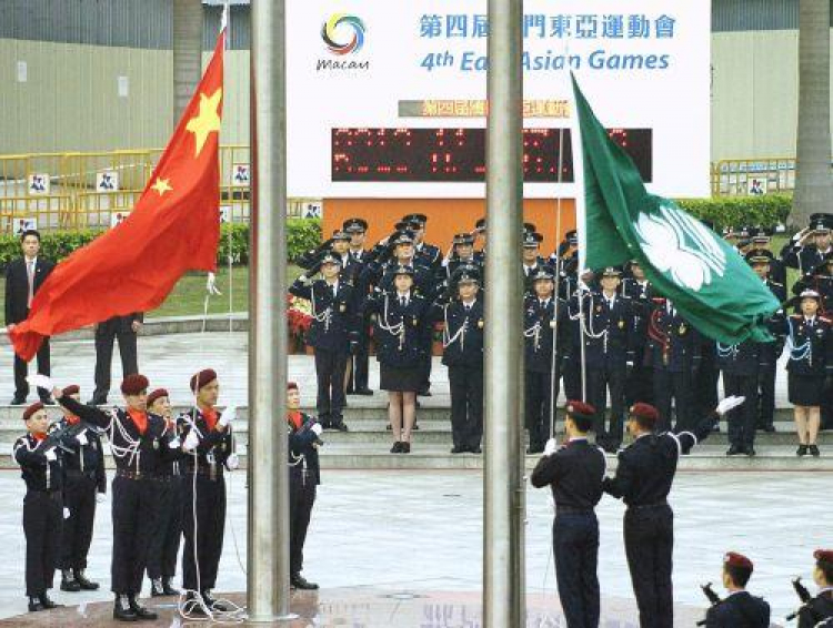 Wciągnięcie chińskiej flagi na maszt w Makau - uroczystości w piątą rocznicę "powrotu do macierzy". Fot. PAP/EPA