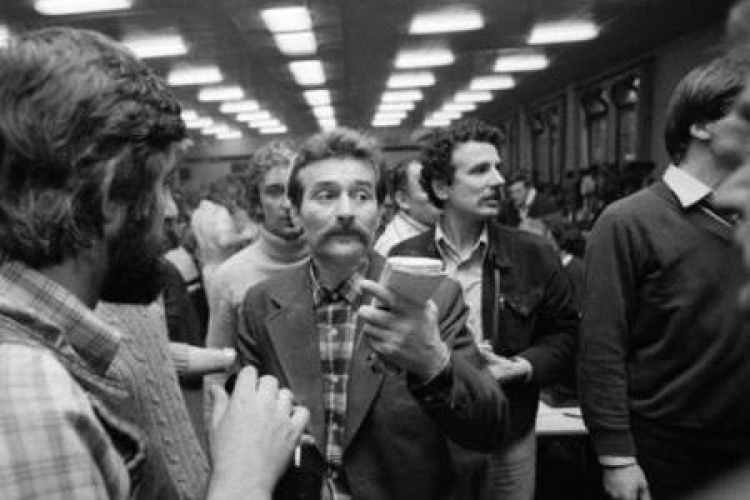 Lech Wałęsa i fotograf Stanisław Markowski (2P). Strajk w stoczni. Gdańsk, 30 VIII 1980 r. Fot. PAP/CAF/S. Kraszewski