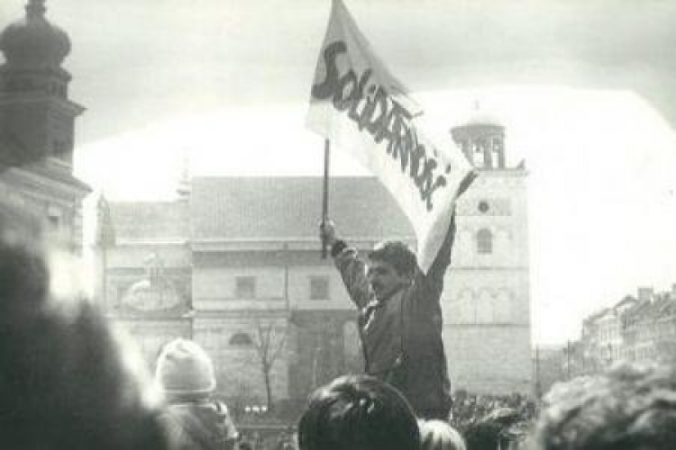 Manifestacja przeciwko stanowi wojennemu na pl. Zamkowym. 3 maja 1982 r. Autor NN, udostępnił Marcin Frybes