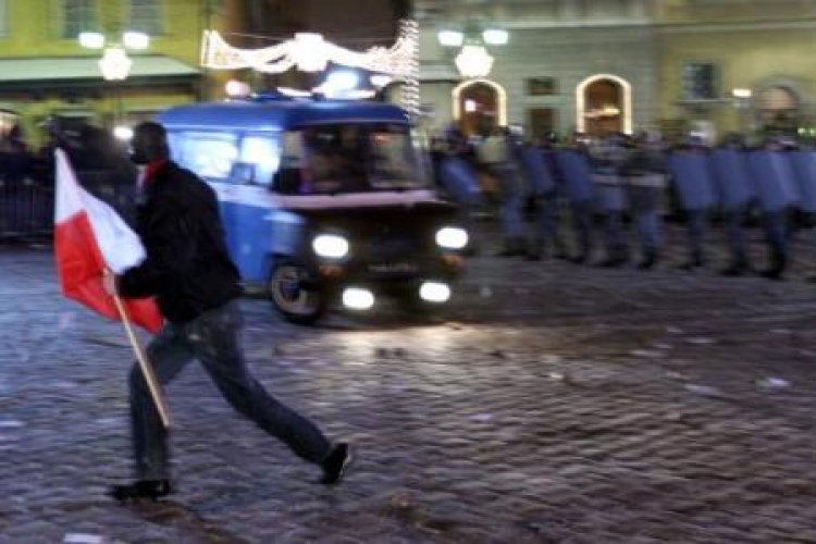 Inscenizacja ulicznej bitwy demonstrantów z ZOMO. Warszawa, 13.12.2010. Fot. PAP/R. Pietruszka