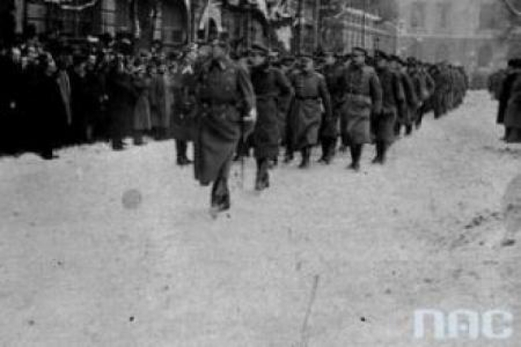 Uroczystość zaprzysiężenia wojsk powstańczych i wręczenia sztandaru 1 Dywizji Strzelców Wlkp. Poznań, I 1919 r. Fot. NAC