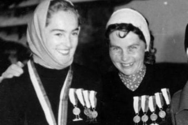 Helena Pilejczyk i Elwira Seroczyńska z medalami MP w jeździe szybkiej na lodzie. 1957 r. Fot. PAP/T. Olszewski