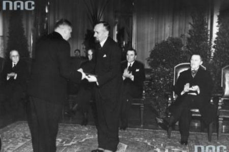 Prezydent stolicy Stefan Starzyński wręcza nagrodę literacką m.st. Warszawy Leopoldowi Staffowi. XI 1938 r. Fot. NAC