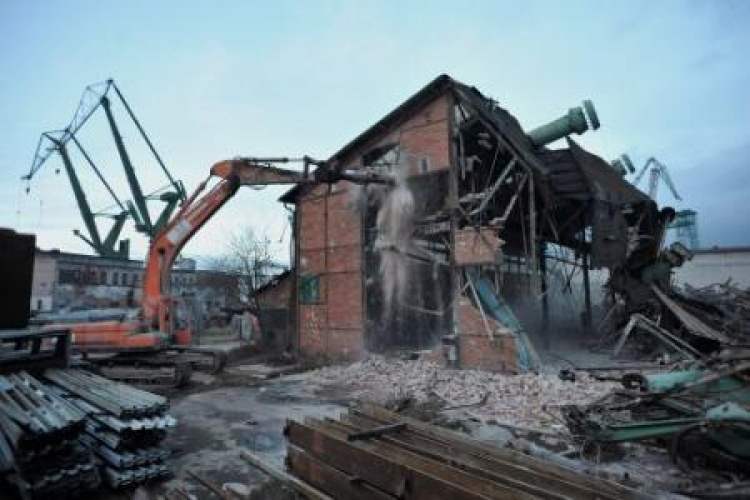 Wyburzanie hali 27 B Stoczni Gdańskiej, w której pracowała m.in. Anna Walentynowicz. 13.12.2014. Fot. PAP/A. Warżawa