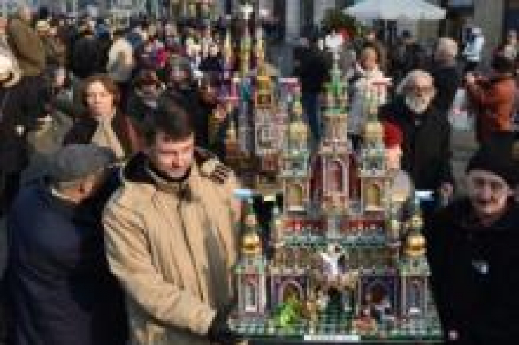 Korowód wokół Rynku Głównego w Krakowie inaugurujący 72. Konkurs Szopek Krakowskich. 4 XII 2014 r. Fot. PAP/J.Bednarczyk Korowód wokół Rynku Głównego w Krakowie inaugurujący 72. Konkurs Szopek Krakowskich. 4 XII 2014 r. Fot. PAP/J.Bednarczyk