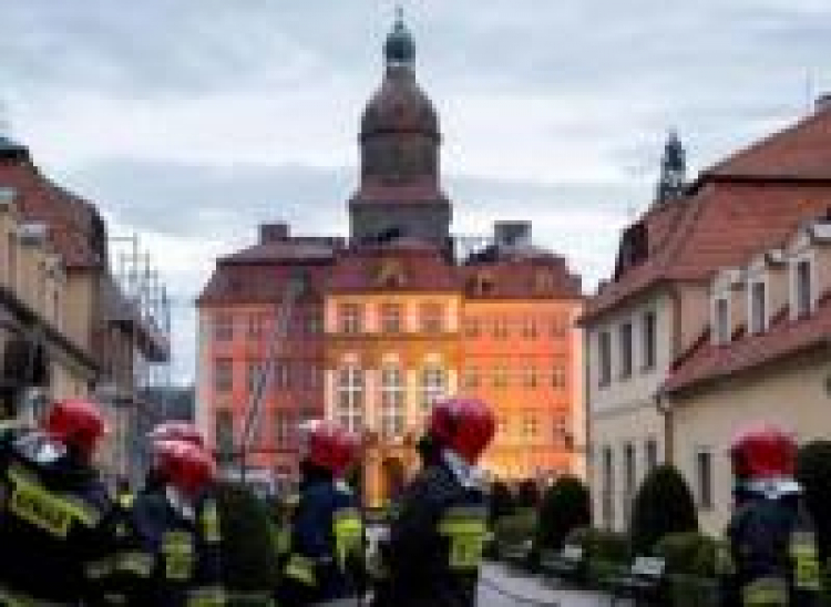 Pożar dachu Zamku Książ. Fot. PAP/M. Kulczyński