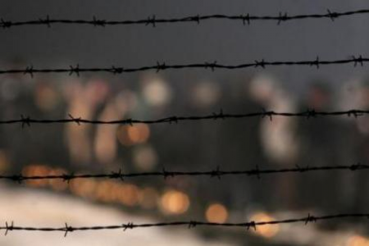 Druty kolczaste obozu koncentracyjnego Auschwitz-Birkenau. Fot. PAP/R. Pietruszka