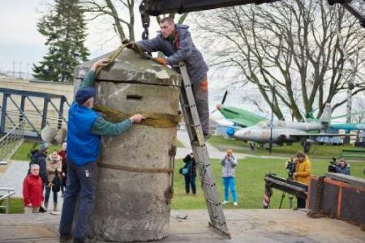 Jednoosobowy schron żelbetowy „EinMann” ustawiany na miejscu ekspozycji w Muzeum Marynarki Wojennej. Fot. PAP/A. Warżawa