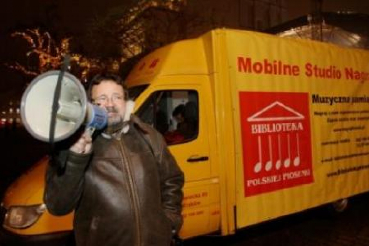 W. Domański przy mobilnym studiu nagrań. Fot. PAP/S. Rozpędzik
