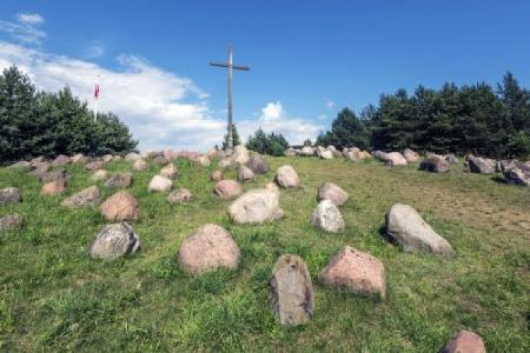 Pomnik w Gibach w formie głazowiska poświęcony pamięci ofiar obławy augustowskiej. Fot. PAP/J. Ochoński