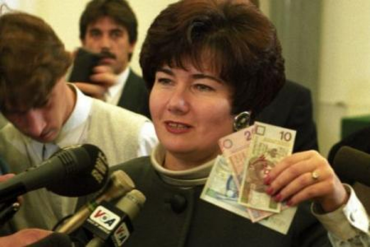 Prezez NBP Hanna Gronkiewicz-Waltz, prezentuje nowe banknoty. Warszawa, 1995.05.11. Fot. PAP/P. Kopczyński  