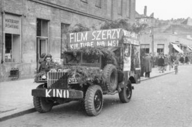 Kino objazdowe - 1949 r. Fot. PAP/CAF/Kondracki