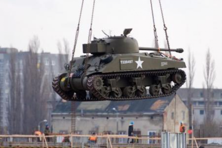 Amerykański czołg Sherman umieszczany w podziemnej części Muzeum II Wojny Światowej w Gdańsku. Fot. PAP/A. Warżawa