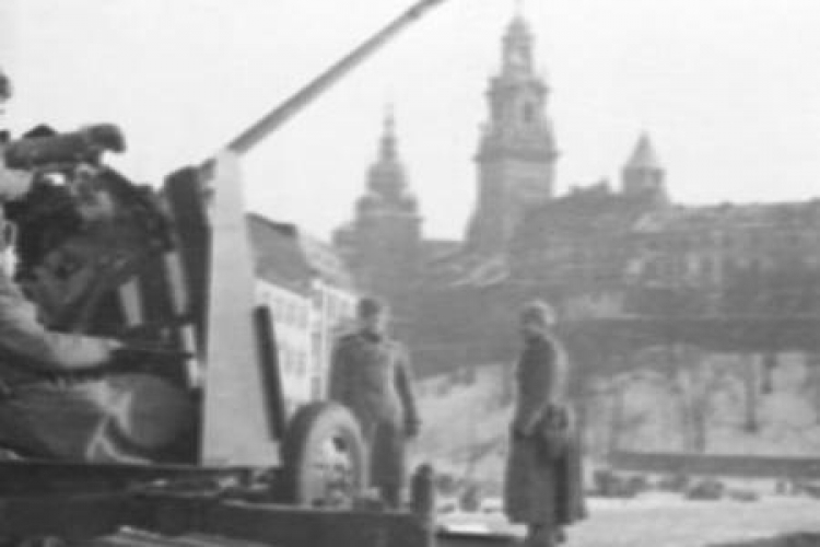Sowiecka artyleria przeciwlotnicza. Kraków, luty 1945 r. PAP/ CAF