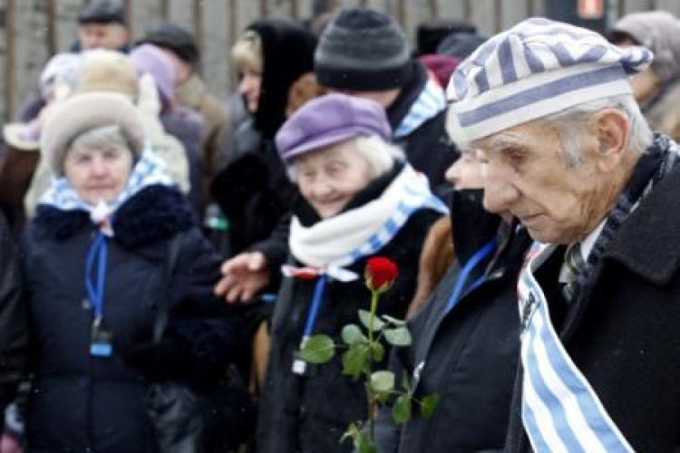 B.więźniowie podczas uroczystości rocznicowych w Auschwitz. fot. PAP/A. Grygiel