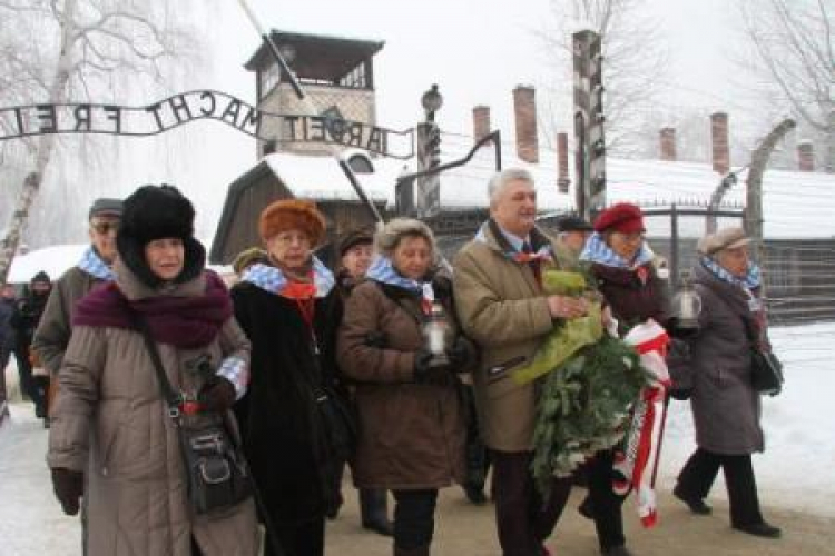 Byli więźniowie KL Auschwitz podczas obchodów 68. rocznicy wyzwolenia obozu. Fot. PAP/J. Bednarczyk 