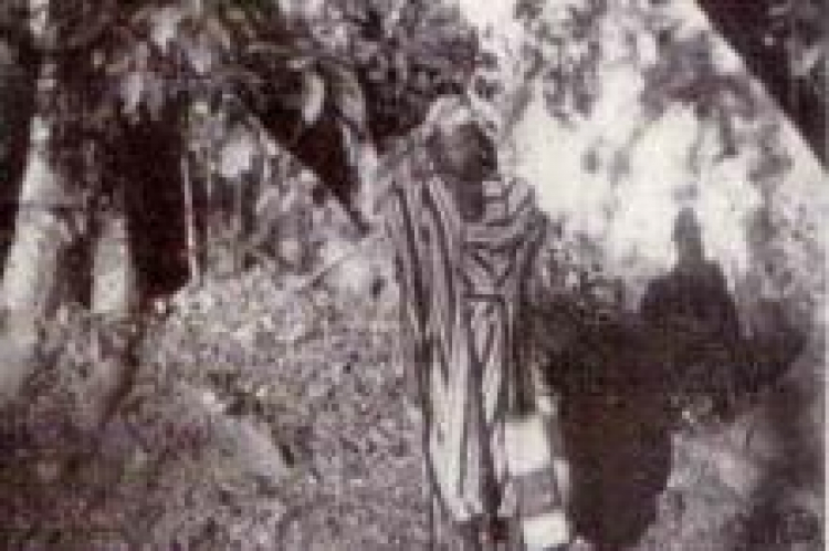 Tubylec pod drzewem bawełnianym. Źródło:  Jerzy Rostworowski, "Wrażenia z Afryki Zachodniej", Londyn 1946. 