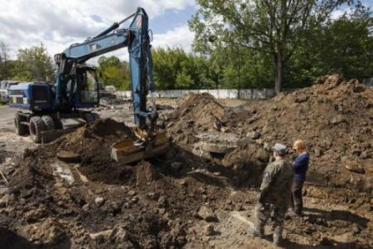 Prace poszukiwawcze szczątków ofiar zbrodni na terenie aresztu śledczego w Białymstoku. Fot. PAP/A. Reszko