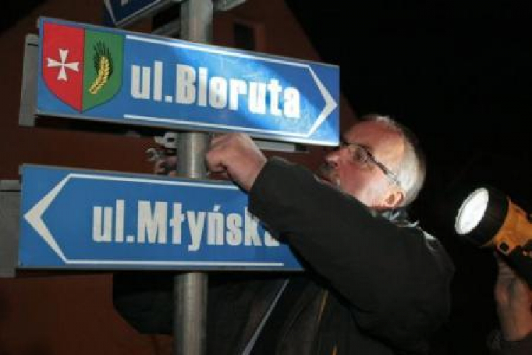 Wójt gminy Krzeszyce Stanisław Peczkajtis demontuje tabliczki z nazwą ulicy Bieruta w Rudnicy. Fot. PAP/L. Muszyński 