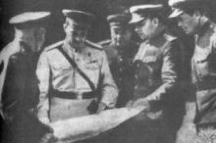 Gen. Iwan Czerniachowski (drugi z lewej) i gen. N. Kryłow (czwarty z lewej). Źródło: IPN 