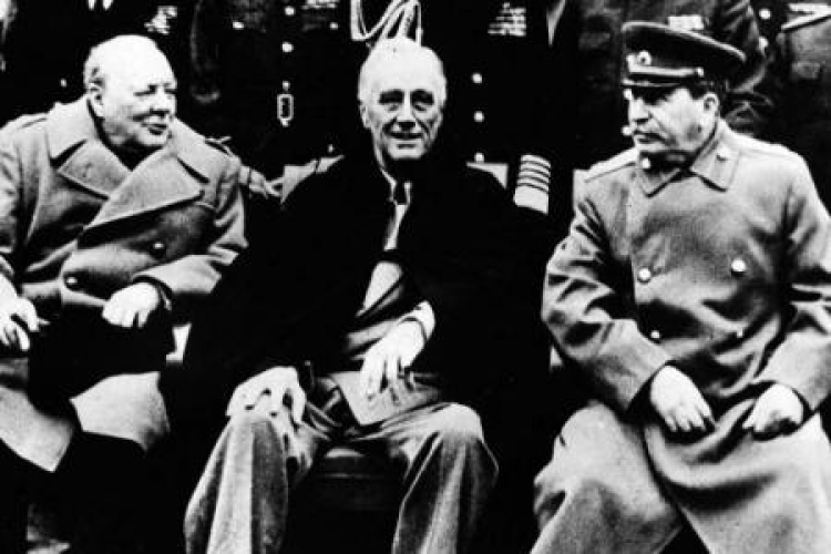 Konferencja w Jałcie, luty 1945. Od lewej: Winston Churchill, Franklin D. Roosevelt i Józef Stalin. Fot. PAP/CAF/Reprod.