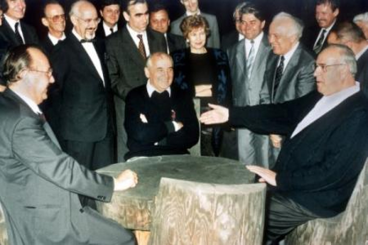 Szef MSZ RFN Hans-Dietrich Genscher, przywódca ZSRS Michaił Gorbaczow i kanclerz Helmut Kohl. Lipiec 1990r. Fot. PAP/EPA