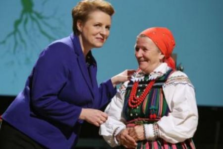 Minister Małgorzata Omilanowska wręcza medal "Gloria Artis" Zofii Pacan, twórczyni ludowej. 2014.12.11.Fot. PAP/T. Gzell