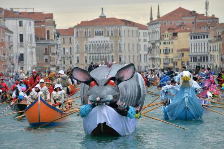 Canal Grande podczas karnawału. Fot. PAP/EPA