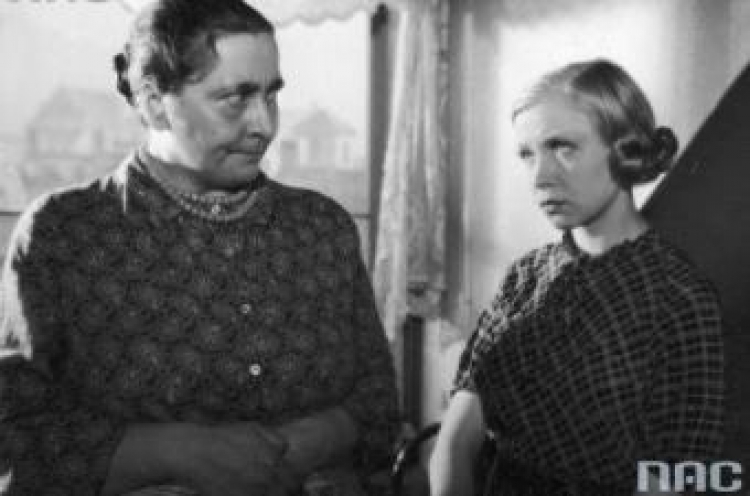 Jedna ze scen filmu „Wyrok życia” - Jadwiga Andrzejewska (z prawej) jako Hanna. Fot. NAC