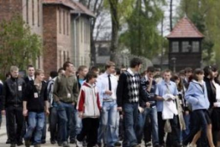 Nauczyciele i uczniowie na terenie b. obozu Auschwitz. Fot. PAP/A. Grygiel