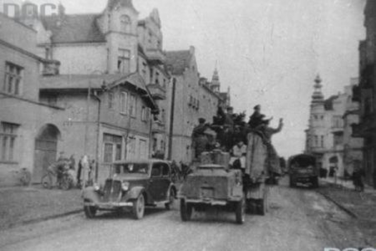 Czołg jadący al. Niepodległości w Sopocie. Podczas wojny Adolf Hitler Strasse. 03.1945. Źródło: NAC