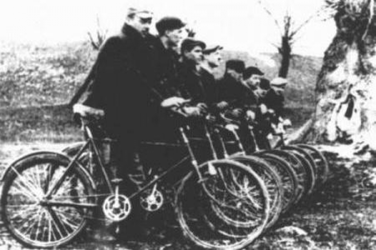 Patrol „Jędrusiów” w drodze na akcję - czwarty od lewej Zbigniew Kabata „Bobo”. IV 1943 r.  Źródło: Wikimedia Commons