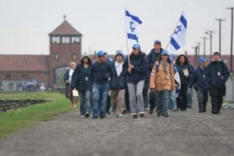 "Marsz Żywych" w b. obozie koncentracyjnym KL Auschwitz - Birkenau. Fot. PAP/A. Grygiel. 